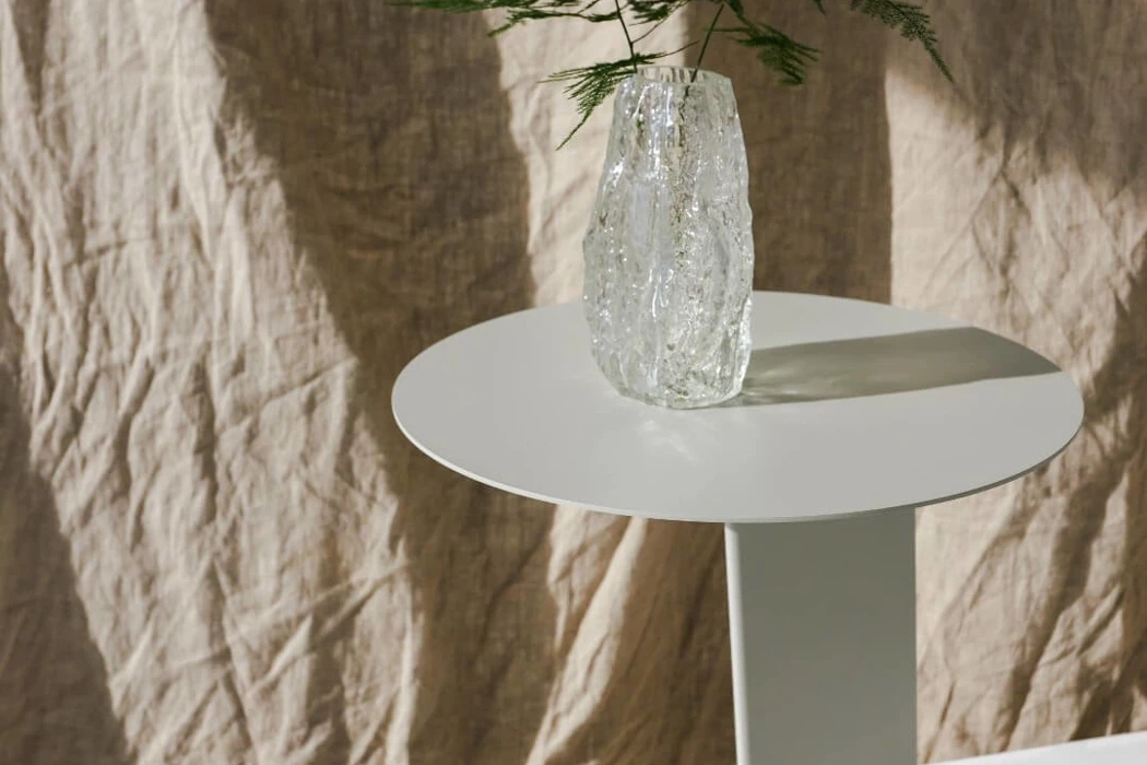 Bijzettafel Sage design rond Sentimo met vaas erop